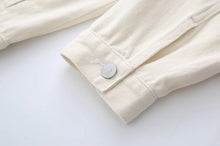 画像をギャラリービューアに読み込む, 実家のお花屋さんを手伝う女の子の刺繍デニムジャケット_N3531