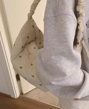 画像をギャラリービューアに読み込む, ワッフルを焼いてくれてた女の子のリボンキルティングボディバッグ_N3221