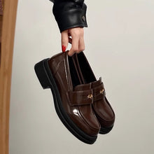 画像をギャラリービューアに読み込む, カフェ巡りが趣味な女の子のコインローファー _N3491