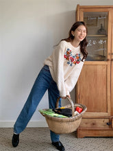 画像をギャラリービューアに読み込む, カラフルなお花を育てる女の子のフラワー刺繍ニット_N3233