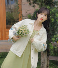 画像をギャラリービューアに読み込む, 実家のお花屋さんを手伝う女の子の刺繍デニムジャケット_N3531