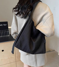 画像をギャラリービューアに読み込む, 都内で暮らすお姉さんのヘリンボーンビッグショルダーバッグ_N2813