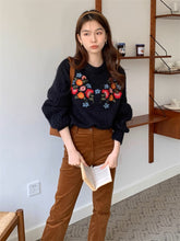 画像をギャラリービューアに読み込む, カラフルなお花を育てる女の子のフラワー刺繍ニット_N3233