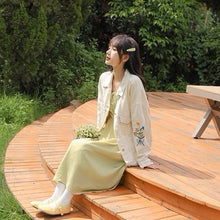 画像をギャラリービューアに読み込む, 実家のお花屋さんを手伝う女の子の刺繍デニムジャケット_N3531