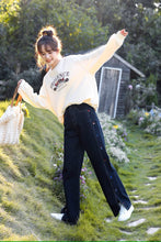 画像をギャラリービューアに読み込む, カラフルなお花を飾る女の子のフラワー刺繍スリットデニムパンツ_N1880