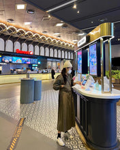 画像をギャラリービューアに読み込む, ポップコーンを買って映画デートに行く日のワンピース_N1387