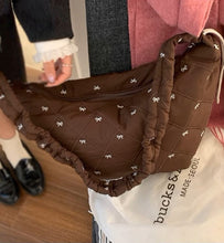 画像をギャラリービューアに読み込む, ワッフルを焼いてくれてた女の子のリボンキルティングボディバッグ_N3221