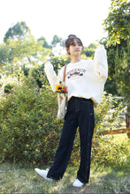 画像をギャラリービューアに読み込む, カラフルなお花を飾る女の子のフラワー刺繍スリットデニムパンツ_N1880