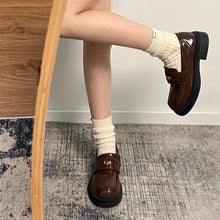 画像をギャラリービューアに読み込む, カフェ巡りが趣味な女の子のコインローファー _N3491