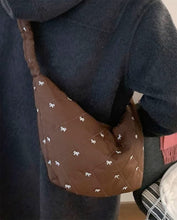 画像をギャラリービューアに読み込む, ワッフルを焼いてくれてた女の子のリボンキルティングボディバッグ_N3221
