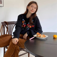 画像をギャラリービューアに読み込む, カラフルなお花を育てる女の子のフラワー刺繍ニット_N3233