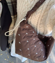 画像をギャラリービューアに読み込む, ワッフルを焼いてくれてた女の子のリボンキルティングボディバッグ_N3221