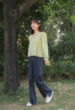 画像をギャラリービューアに読み込む, お花のフレグランスをまとう女の子のサイドスリット刺繍デニムパンツ_N2018