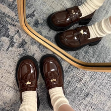 画像をギャラリービューアに読み込む, カフェ巡りが趣味な女の子のコインローファー _N3491