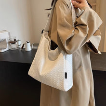 画像をギャラリービューアに読み込む, 都内で暮らすお姉さんのヘリンボーンビッグショルダーバッグ_N2813