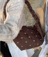 画像をギャラリービューアに読み込む, ワッフルを焼いてくれてた女の子のリボンキルティングボディバッグ_N3221