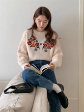 画像をギャラリービューアに読み込む, カラフルなお花を育てる女の子のフラワー刺繍ニット_N3233