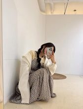 画像をギャラリービューアに読み込む, 週末に青空の下でピクニックする小花柄キャミワンピース_N2022