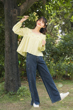 画像をギャラリービューアに読み込む, お花のフレグランスをまとう女の子のサイドスリット刺繍デニムパンツ_N2018