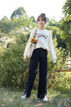 画像をギャラリービューアに読み込む, カラフルなお花を飾る女の子のフラワー刺繍スリットデニムパンツ_N1880