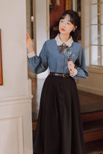 画像をギャラリービューアに読み込む, パリの小さな部屋で暮らす少女のリボンタイバイカラーブラウス_N3238