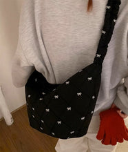 画像をギャラリービューアに読み込む, ワッフルを焼いてくれてた女の子のリボンキルティングボディバッグ_N3221