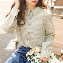 画像をギャラリービューアに読み込む, カフェで勉強をするあの子のストライプシャツ_N3526