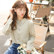 画像をギャラリービューアに読み込む, カフェで勉強をするあの子のストライプシャツ_N3526