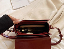 画像をギャラリービューアに読み込む, パリの小さなショップで購入したハーフムーンショルダーバッグ_N2811