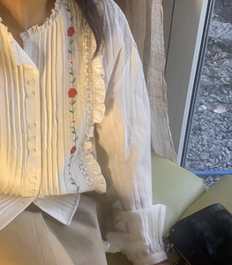 お花屋さんで働く女の子のフラワー刺繍フリルブラウス_N1384