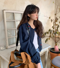 画像をギャラリービューアに読み込む, お花屋さんで働く女の子のフラワー刺繍フリルブラウス_N1384