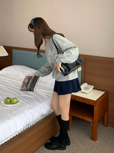 画像をギャラリービューアに読み込む, 無邪気な笑顔が可愛い女の子のワッフルスウェット_N1544