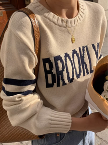 留学から帰ってきた女の子のレタリング配色ラインニット_N1580