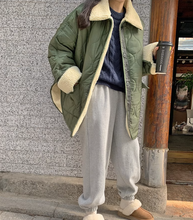 画像をギャラリービューアに読み込む, コーヒーショップに立ち寄るキルティングボアコート_N1653