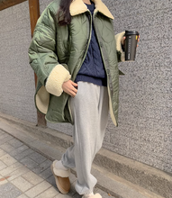 画像をギャラリービューアに読み込む, コーヒーショップに立ち寄るキルティングボアコート_N1653