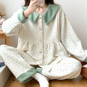 【2点セット】ドライフラワーを飾る女の子のマタニティ小花柄ルームウェア_N1670