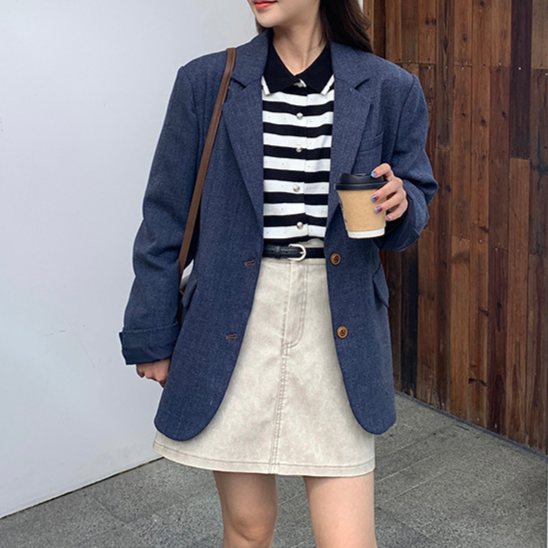 展示会へ向かう女の子のテーラードジャケット_N1701