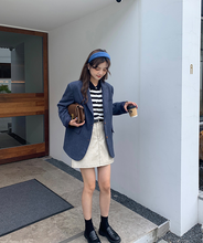 画像をギャラリービューアに読み込む, 展示会へ向かう女の子のテーラードジャケット_N1701