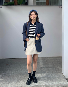 展示会へ向かう女の子のテーラードジャケット_N1701