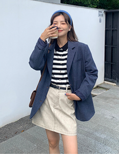 展示会へ向かう女の子のテーラードジャケット_N1701