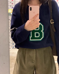 お洒落な彼に貸してもらったVネックラインロゴニット_N1742