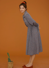 画像をギャラリービューアに読み込む, 無邪気に笑う女の子の小花柄フレアワンピース_N1764