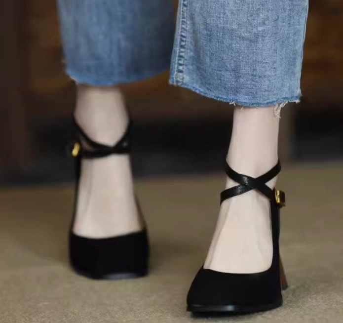 レディに決めたいクロスベルトヒールパンプス_N1783