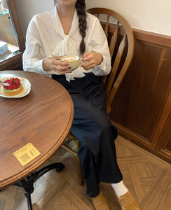 パリのカフェを巡る日のレースリボンブラウス_N1788