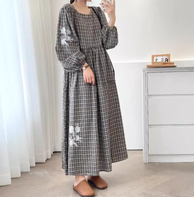 カフェでまったりする日のポイントフラワーチェックワンピース_N3405