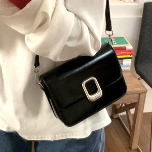 パリの古着屋さんで見つけたバックルショルダーバッグ_N3488