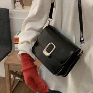 パリの古着屋さんで見つけたバックルショルダーバッグ_N3488