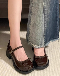 路地裏のカフェで恋が始まった日のパンプス_K0033