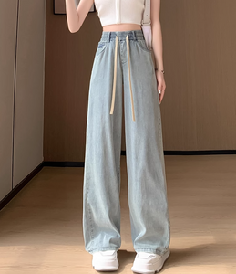 バルコニーで編み物する彼女の、ナチュラルな装いワイド_K0158