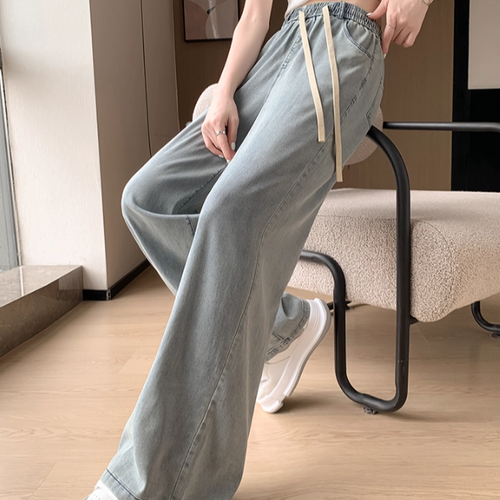 バルコニーで編み物する彼女の、ナチュラルな装いワイド_K0158